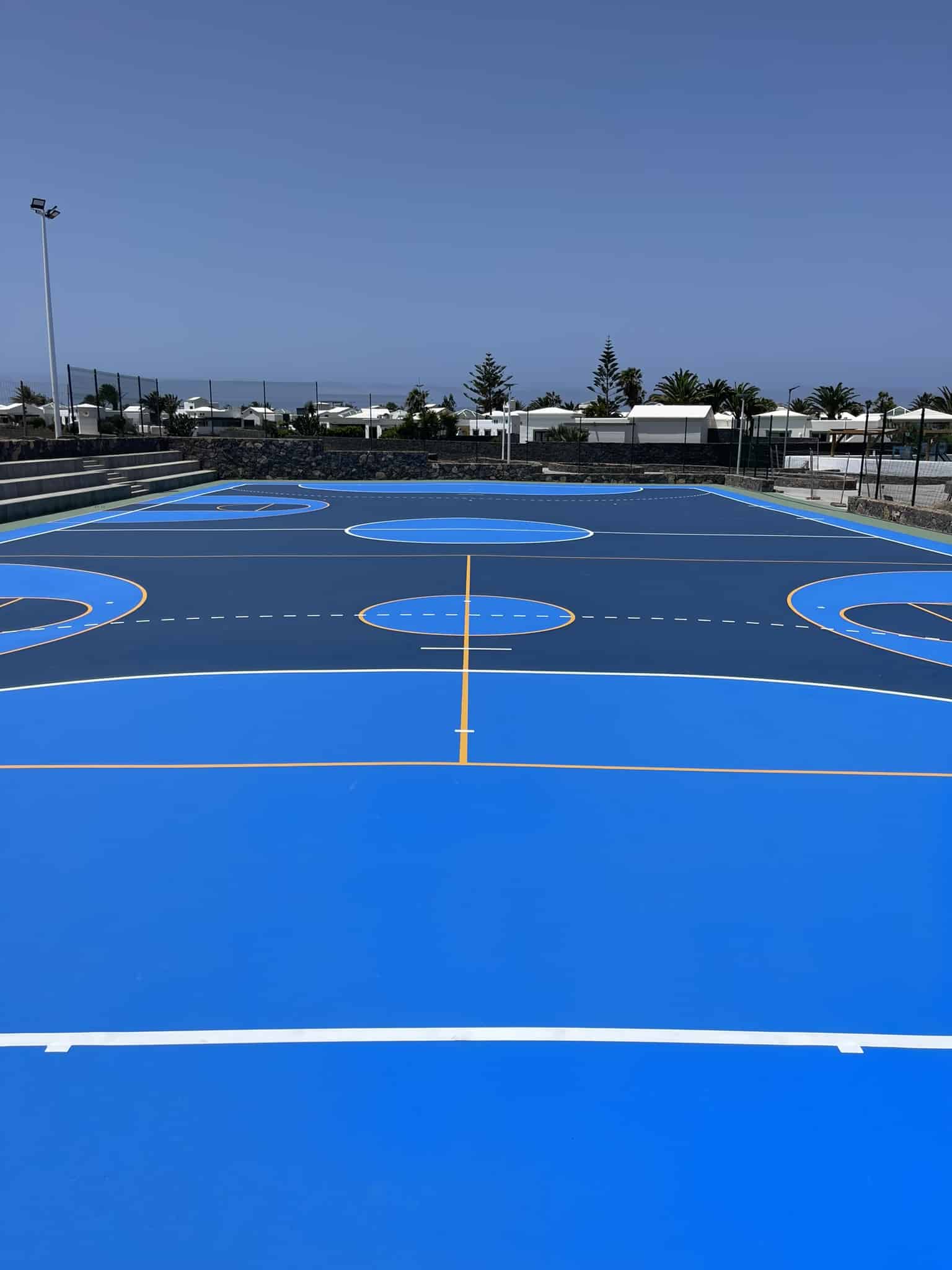 Vista de pista polideportiva de resina en Lanzarote